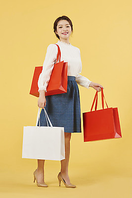 포토 JPG 스튜디오촬영 전신 여자 실내 선물 한명 서기 미소 들기 누끼 20대 성인 옆모습 쇼핑 쇼핑백 한국인 복고 노란배경 성인여자한명만 국내포토 1 뷰포인트 백그라운드 가방 모션 표정 사람 동양인 청년 내부 노란색 여자한명만 성인여자만 파일형식