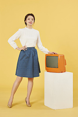 포토 JPG 스튜디오촬영 전신 여자 실내 한명 서기 누끼 20대 성인 앞모습 쇼핑 텔레비전 한국인 복고 방송 아날로그 노란배경 성인여자한명만 국내포토 1 뷰포인트 백그라운드 모션 사람 동양인 청년 내부 전자제품 노란색 여자한명만 성인여자만 파일형식