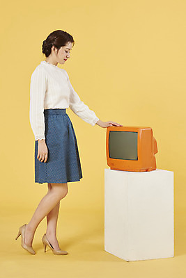 포토 JPG 스튜디오촬영 전신 여자 실내 한명 서기 누끼 20대 성인 옆모습 쇼핑 텔레비전 한국인 복고 방송 아날로그 노란배경 성인여자한명만 국내포토 1 뷰포인트 백그라운드 모션 사람 동양인 청년 내부 전자제품 노란색 여자한명만 성인여자만 파일형식