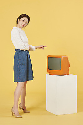 포토 JPG 스튜디오촬영 전신 여자 실내 한명 서기 누끼 20대 성인 옆모습 쇼핑 텔레비전 한국인 복고 방송 아날로그 노란배경 성인여자한명만 국내포토 1 뷰포인트 백그라운드 모션 사람 동양인 청년 내부 전자제품 노란색 여자한명만 성인여자만 파일형식