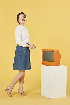 포토 JPG 스튜디오촬영 전신 여자 실내 한명 서기 누끼 20대 성인 옆모습 쇼핑 텔레비전 한국인 복고 방송 아날로그 노란배경 성인여자한명만 국내포토 1 뷰포인트 백그라운드 모션 사람 동양인 청년 내부 전자제품 노란색 여자한명만 성인여자만 파일형식