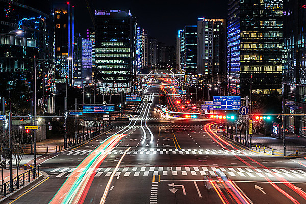 JPG 무료이미지 도로 야경 사람없음 야외 건물 빛 도시풍경 도시 횡단보도 신호등 장노출 궤적 건축물 길 교통시설 촬영기법 풍경 보행로 야간 파일형식 풍경_경치