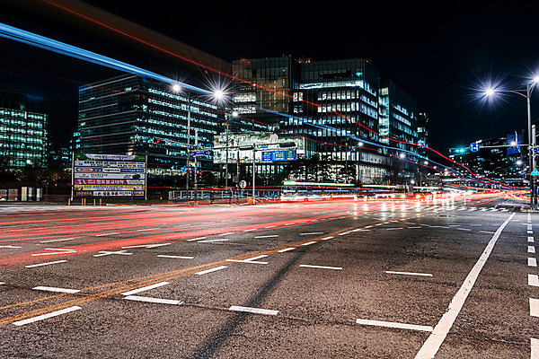 JPG 도로 야경 사람없음 야외 건물 빛 도시풍경 도시 장노출 궤적 건축물 길 교통시설 촬영기법 풍경 야간 파일형식 풍경_경치