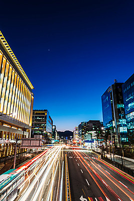 JPG 도로 야경 사람없음 야외 건물 빛 도시풍경 도시 장노출 궤적 건축물 길 교통시설 촬영기법 풍경 야간 파일형식 풍경_경치