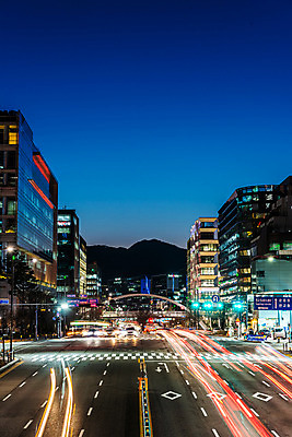 JPG 도로 야경 사람없음 야외 건물 빛 도시풍경 도시 장노출 궤적 건축물 길 교통시설 촬영기법 풍경 야간 파일형식 풍경_경치