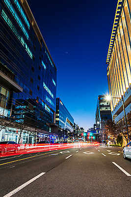 JPG 도로 야경 사람없음 야외 건물 빛 도시풍경 도시 장노출 궤적 건축물 길 교통시설 촬영기법 풍경 야간 파일형식 풍경_경치