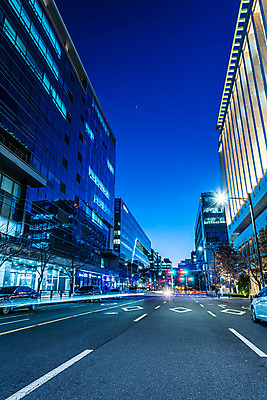 JPG 도로 야경 사람없음 야외 건물 빛 도시풍경 도시 장노출 건축물 길 교통시설 촬영기법 풍경 야간 파일형식 풍경_경치