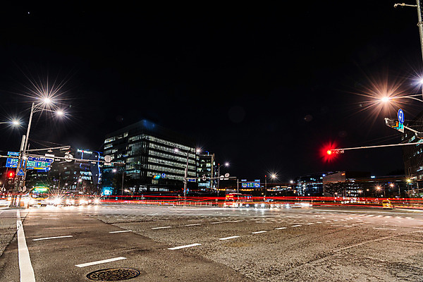 JPG 도로 야경 가로등 사람없음 야외 건물 빛 도시풍경 도시 장노출 궤적 건축물 공공시설 길 교통시설 촬영기법 풍경 야간 파일형식 풍경_경치