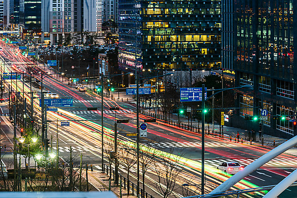 JPG 도로 야경 사람없음 야외 건물 빛 도시풍경 도시 횡단보도 장노출 궤적 건축물 길 교통시설 촬영기법 풍경 보행로 야간 파일형식 풍경_경치