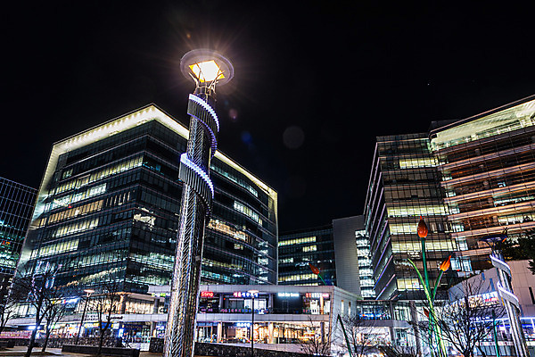 JPG 도로 야경 가로등 사람없음 야외 건물 빛 도시풍경 도시 장노출 건축물 공공시설 길 교통시설 촬영기법 풍경 야간 파일형식 풍경_경치