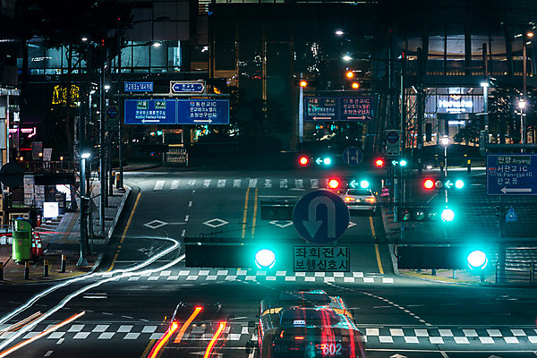 JPG 도로 야경 사람없음 야외 건물 빛 도시풍경 도시 횡단보도 장노출 궤적 건축물 길 교통시설 촬영기법 풍경 보행로 야간 파일형식 풍경_경치
