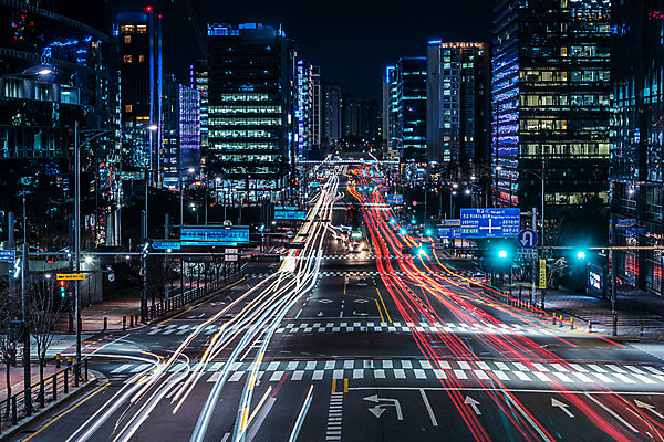 JPG 도로 야경 사람없음 야외 건물 빛 도시풍경 도시 횡단보도 장노출 궤적 건축물 길 교통시설 촬영기법 풍경 보행로 야간 파일형식 풍경_경치