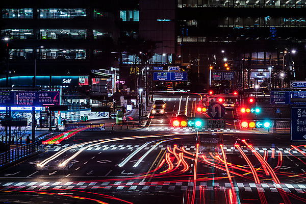 JPG 도로 야경 사람없음 야외 건물 빛 도시풍경 도시 횡단보도 장노출 궤적 건축물 길 교통시설 촬영기법 풍경 보행로 야간 파일형식 풍경_경치