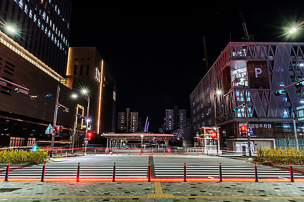 JPG 도로 야경 안전 사람없음 야외 건물 빛 도시풍경 도시 횡단보도 장노출 궤적 건축물 길 교통시설 촬영기법 풍경 보행로 야간 파일형식 풍경_경치