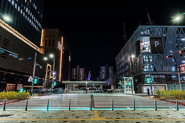 JPG 도로 야경 안전 사람없음 야외 건물 빛 도시풍경 도시 횡단보도 장노출 건축물 길 교통시설 촬영기법 풍경 보행로 야간 파일형식 풍경_경치