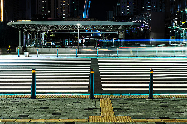 JPG 도로 야경 안전 사람없음 야외 빛 도시풍경 도시 횡단보도 장노출 궤적 길 교통시설 촬영기법 풍경 보행로 야간 파일형식 풍경_경치