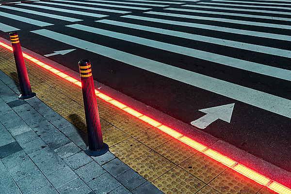 JPG 도로 야경 안전 사람없음 야외 빨간색 빛 도시풍경 도시 횡단보도 장노출 길 컬러 교통시설 촬영기법 풍경 보행로 야간 파일형식 풍경_경치