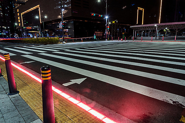 JPG 도로 야경 안전 사람없음 야외 빨간색 빛 도시풍경 도시 횡단보도 장노출 길 컬러 교통시설 촬영기법 풍경 보행로 야간 파일형식 풍경_경치