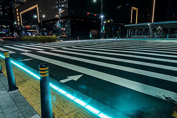 JPG 도로 야경 안전 사람없음 야외 초록색 빛 도시풍경 도시 횡단보도 장노출 길 컬러 교통시설 촬영기법 풍경 보행로 야간 파일형식 풍경_경치