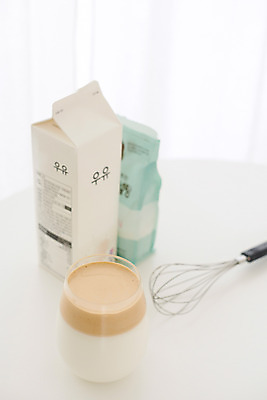 포토 JPG 커피 음료 재료 실내 취미 사람없음 유행 우유 흰색 커피잔 설탕 즐거움 거품기 달고나 라떼 홈카페 달고나라떼 레이어드홈 국내포토 감정 컬러 주방용품 잔 유제품 내부 카페 파일형식