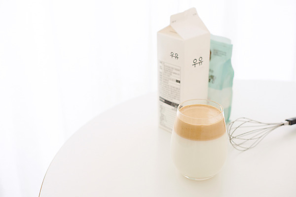 포토 JPG 커피 음료 재료 실내 취미 사람없음 유행 우유 흰색 커피잔 설탕 즐거움 거품기 달고나 라떼 홈카페 달고나라떼 레이어드홈 국내포토 감정 컬러 주방용품 잔 유제품 내부 카페 파일형식