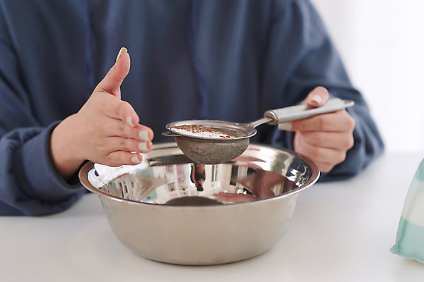 포토 JPG 여자 커피 음료 재료 실내 한명 상반신 성인 취미 앞모습 30대 유행 한국인 흰색 채망 설탕 즐거움 달고나 라떼 성인여자한명만 홈카페 달고나라떼 레이어드홈 국내포토 1 감정 뷰포인트 컬러 주방용품 사람 동양인 내부 장년 카페 여자한명만 성인여자만 파일형식