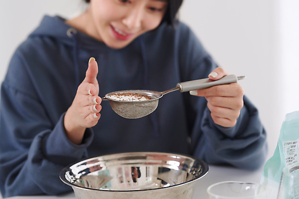 포토 JPG 여자 커피 음료 재료 실내 한명 상반신 성인 취미 앞모습 30대 유행 한국인 흰색 채망 설탕 즐거움 달고나 라떼 성인여자한명만 홈카페 달고나라떼 레이어드홈 국내포토 1 감정 뷰포인트 컬러 주방용품 사람 동양인 내부 장년 카페 여자한명만 성인여자만 파일형식