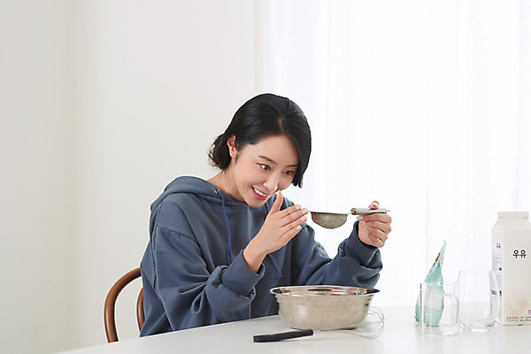 포토 JPG 여자 커피 음료 재료 실내 한명 상반신 성인 취미 옆모습 30대 유행 한국인 우유 흰색 채망 설탕 즐거움 달고나 라떼 성인여자한명만 홈카페 달고나라떼 레이어드홈 국내포토 1 감정 뷰포인트 컬러 주방용품 유제품 사람 동양인 내부 장년 카페 여자한명만 성인여자만 파일형식