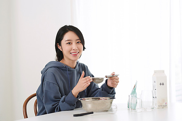 포토 JPG 여자 커피 음료 재료 실내 한명 미소 상반신 성인 취미 옆모습 30대 유행 한국인 우유 흰색 채망 설탕 즐거움 달고나 라떼 성인여자한명만 홈카페 달고나라떼 레이어드홈 국내포토 1 감정 뷰포인트 컬러 주방용품 유제품 표정 사람 동양인 내부 장년 카페 여자한명만 성인여자만 파일형식