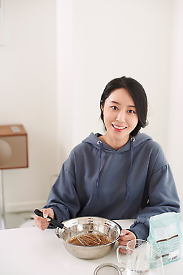 포토 JPG 여자 커피 음료 재료 실내 한명 미소 상반신 성인 취미 앞모습 30대 유행 한국인 흰색 설탕 즐거움 달고나 라떼 성인여자한명만 홈카페 달고나라떼 레이어드홈 국내포토 1 감정 뷰포인트 컬러 표정 사람 동양인 내부 장년 카페 여자한명만 성인여자만 파일형식