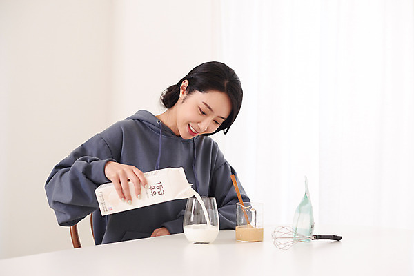 포토 JPG 여자 커피 음료 재료 실내 한명 상반신 성인 취미 앞모습 30대 유행 한국인 우유 흰색 붓기 커피잔 설탕 즐거움 달고나 라떼 성인여자한명만 홈카페 달고나라떼 레이어드홈 국내포토 1 감정 뷰포인트 컬러 모션 잔 유제품 사람 동양인 내부 장년 카페 여자한명만 성인여자만 파일형식