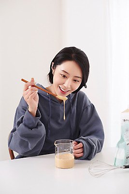 포토 JPG 여자 커피 음료 재료 실내 한명 상반신 성인 취미 앞모습 30대 유행 한국인 흰색 커피잔 설탕 즐거움 달고나 라떼 성인여자한명만 홈카페 달고나라떼 레이어드홈 국내포토 1 감정 뷰포인트 컬러 잔 사람 동양인 내부 장년 카페 여자한명만 성인여자만 파일형식