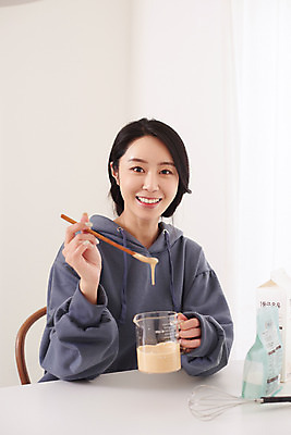 포토 JPG 여자 커피 음료 재료 실내 한명 미소 상반신 성인 취미 앞모습 30대 유행 한국인 우유 흰색 커피잔 설탕 즐거움 달고나 라떼 성인여자한명만 홈카페 달고나라떼 레이어드홈 국내포토 1 감정 뷰포인트 컬러 잔 유제품 표정 사람 동양인 내부 장년 카페 여자한명만 성인여자만 파일형식