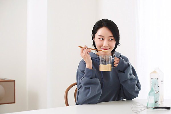 포토 JPG 여자 커피 음료 재료 실내 한명 미소 상반신 성인 취미 앞모습 30대 유행 한국인 우유 흰색 커피잔 설탕 즐거움 달고나 라떼 성인여자한명만 홈카페 달고나라떼 레이어드홈 국내포토 1 감정 뷰포인트 컬러 잔 유제품 표정 사람 동양인 내부 장년 카페 여자한명만 성인여자만 파일형식