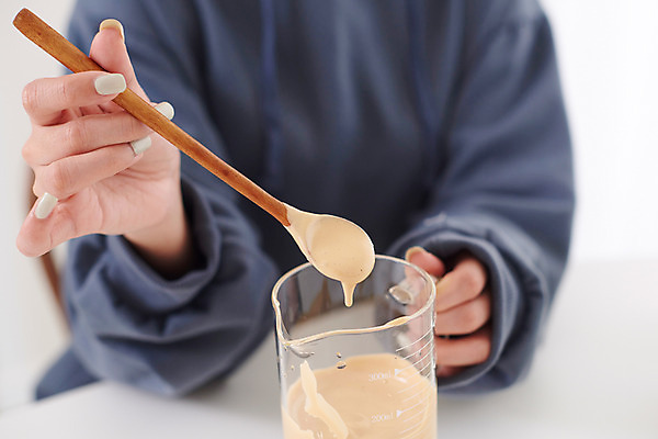 포토 JPG 손 여자 커피 음료 재료 실내 한명 성인 취미 신체부위 30대 유행 한국인 흰색 커피잔 즐거움 달고나 라떼 성인여자한명만 홈카페 달고나라떼 레이어드홈 국내포토 1 감정 컬러 잔 사람 동양인 내부 장년 카페 여자한명만 성인여자만 파일형식