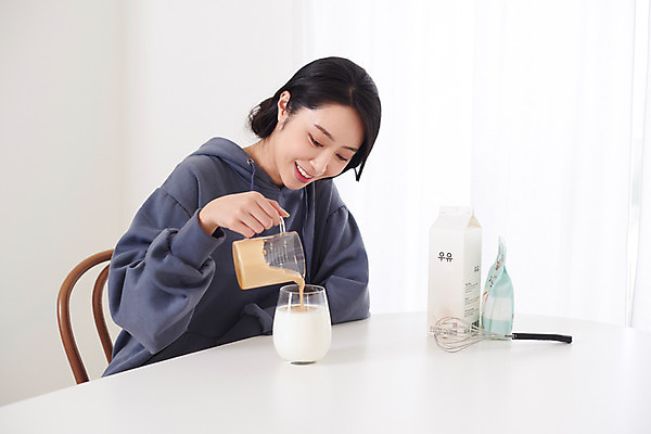 포토 JPG 여자 커피 음료 재료 실내 한명 미소 상반신 성인 취미 옆모습 30대 유행 한국인 우유 흰색 붓기 커피잔 설탕 즐거움 달고나 라떼 성인여자한명만 홈카페 달고나라떼 레이어드홈 국내포토 1 감정 뷰포인트 컬러 모션 잔 유제품 표정 사람 동양인 내부 장년 카페 여자한명만 성인여자만 파일형식