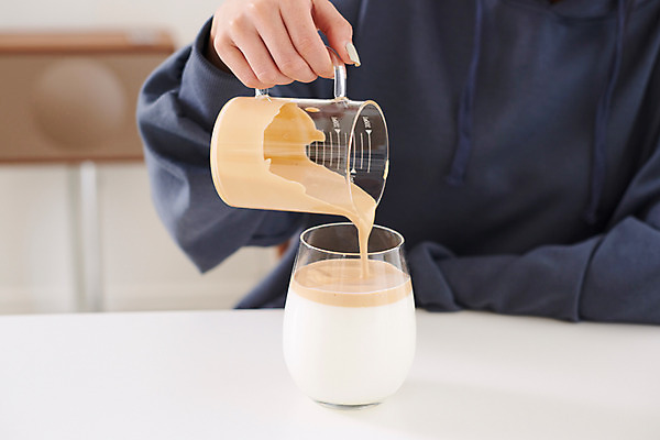 포토 JPG 여자 커피 음료 재료 실내 한명 상반신 성인 취미 앞모습 30대 유행 한국인 우유 흰색 붓기 커피잔 즐거움 달고나 라떼 성인여자한명만 홈카페 달고나라떼 레이어드홈 국내포토 1 감정 뷰포인트 컬러 모션 잔 유제품 사람 동양인 내부 장년 카페 여자한명만 성인여자만 파일형식