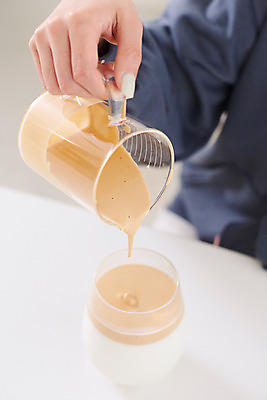 포토 JPG 손 여자 커피 음료 재료 실내 한명 성인 취미 신체부위 30대 하이앵글 유행 한국인 우유 흰색 붓기 커피잔 즐거움 달고나 라떼 성인여자한명만 홈카페 달고나라떼 레이어드홈 국내포토 1 감정 뷰포인트 컬러 모션 잔 유제품 사람 동양인 내부 장년 카페 여자한명만 성인여자만 파일형식