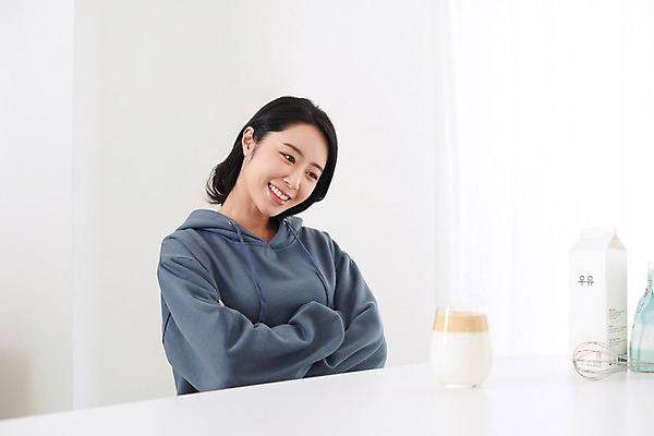 포토 JPG 여자 커피 음료 재료 실내 한명 미소 상반신 성인 취미 옆모습 30대 유행 팔짱 한국인 우유 흰색 커피잔 즐거움 달고나 라떼 성인여자한명만 홈카페 달고나라떼 레이어드홈 국내포토 1 감정 뷰포인트 컬러 모션 잔 유제품 표정 사람 동양인 내부 장년 카페 여자한명만 성인여자만 파일형식