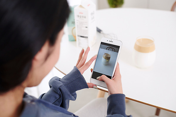 포토 JPG 여자 커피 음료 재료 실내 한명 상반신 성인 취미 뒷모습 30대 스마트폰 유행 사진촬영 한국인 우유 흰색 커피잔 즐거움 달고나 라떼 성인여자한명만 인증샷 홈카페 달고나라떼 레이어드홈 국내포토 1 감정 뷰포인트 컬러 잔 유제품 사람 동양인 내부 장년 핸드폰 스마트기기 촬영 카페 인증 합성어 여자한명만 성인여자만 파일형식