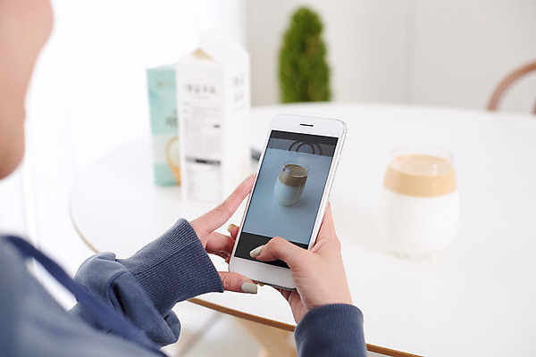 포토 JPG 여자 커피 음료 재료 실내 한명 상반신 성인 취미 뒷모습 30대 스마트폰 유행 사진촬영 한국인 우유 흰색 커피잔 즐거움 달고나 라떼 성인여자한명만 인증샷 홈카페 달고나라떼 레이어드홈 국내포토 1 감정 뷰포인트 컬러 잔 유제품 사람 동양인 내부 장년 핸드폰 스마트기기 촬영 카페 인증 합성어 여자한명만 성인여자만 파일형식