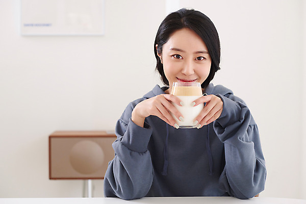 포토 JPG 여자 커피 음료 재료 실내 한명 미소 상반신 성인 취미 앞모습 30대 유행 한국인 우유 흰색 커피잔 즐거움 달고나 라떼 성인여자한명만 홈카페 달고나라떼 레이어드홈 국내포토 1 감정 뷰포인트 컬러 잔 유제품 표정 사람 동양인 내부 장년 카페 여자한명만 성인여자만 파일형식