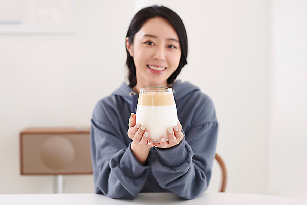 포토 JPG 여자 커피 음료 재료 실내 한명 미소 상반신 성인 취미 앞모습 30대 유행 한국인 우유 흰색 커피잔 즐거움 달고나 라떼 성인여자한명만 홈카페 달고나라떼 레이어드홈 국내포토 1 감정 뷰포인트 컬러 잔 유제품 표정 사람 동양인 내부 장년 카페 여자한명만 성인여자만 파일형식