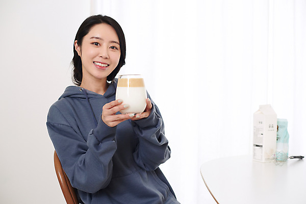 포토 JPG 여자 커피 음료 재료 실내 한명 미소 들기 상반신 성인 취미 앞모습 30대 유행 한국인 우유 흰색 커피잔 설탕 즐거움 달고나 라떼 성인여자한명만 홈카페 달고나라떼 레이어드홈 국내포토 1 감정 뷰포인트 컬러 모션 잔 유제품 표정 사람 동양인 내부 장년 카페 여자한명만 성인여자만 파일형식