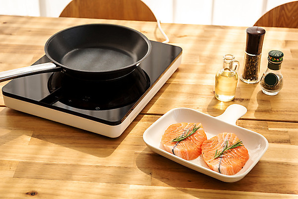 포토 JPG 스튜디오촬영 음식 식재료 식탁 실내 요리 사람없음 프라이팬 상차림 구이 향신료 연어스테이크 전기렌지 나무배경 국내포토 백그라운드 탁자 주방용품 스테이크 내부 향미료 파일형식