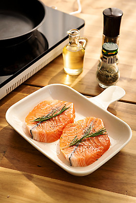 포토 JPG 스튜디오촬영 무료이미지 음식 식재료 식탁 실내 요리 사람없음 프라이팬 상차림 구이 향신료 연어스테이크 전기렌지 나무배경 국내포토 백그라운드 탁자 주방용품 스테이크 내부 향미료 파일형식