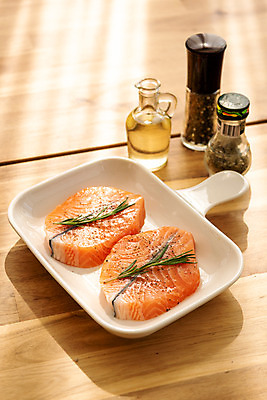 포토 JPG 스튜디오촬영 음식 식재료 식탁 실내 요리 사람없음 상차림 구이 향신료 연어스테이크 나무배경 국내포토 백그라운드 탁자 스테이크 내부 향미료 파일형식