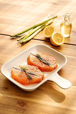 포토 JPG 스튜디오촬영 음식 식재료 식탁 실내 요리 사람없음 상차림 구이 레몬 향신료 아스파라거스 연어스테이크 나무배경 국내포토 백그라운드 채소 과일 탁자 스테이크 내부 향미료 파일형식