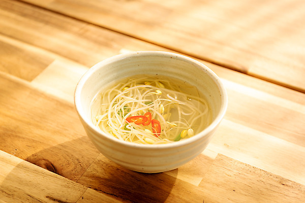 포토 JPG 스튜디오촬영 그릇 음식 식재료 식탁 실내 사람없음 상차림 준비 콩나물 콩나물국 나무배경 국내포토 식기 백그라운드 채소 탁자 내부 나물 국물 파일형식