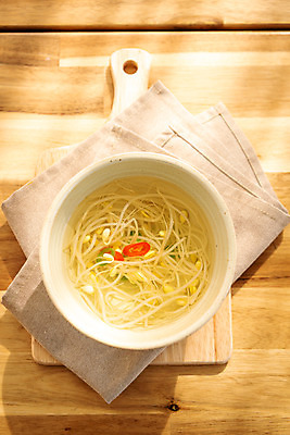 포토 JPG 스튜디오촬영 그릇 음식 식재료 식탁 실내 사람없음 하이앵글 상차림 천 준비 콩나물 콩나물국 플랫레이 나무배경 국내포토 식기 뷰포인트 백그라운드 채소 탁자 내부 직물 플랫 나물 국물 파일형식